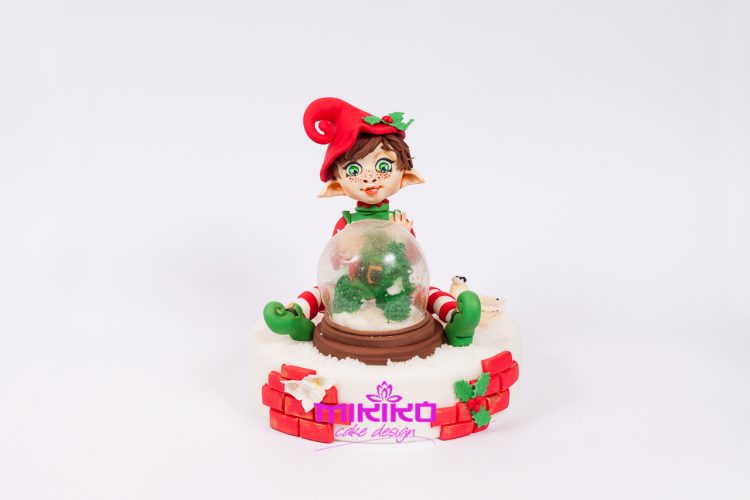 Immagine con l'Elfo di Natale con palla in gelatina e decorazioni in ghiaccia reale